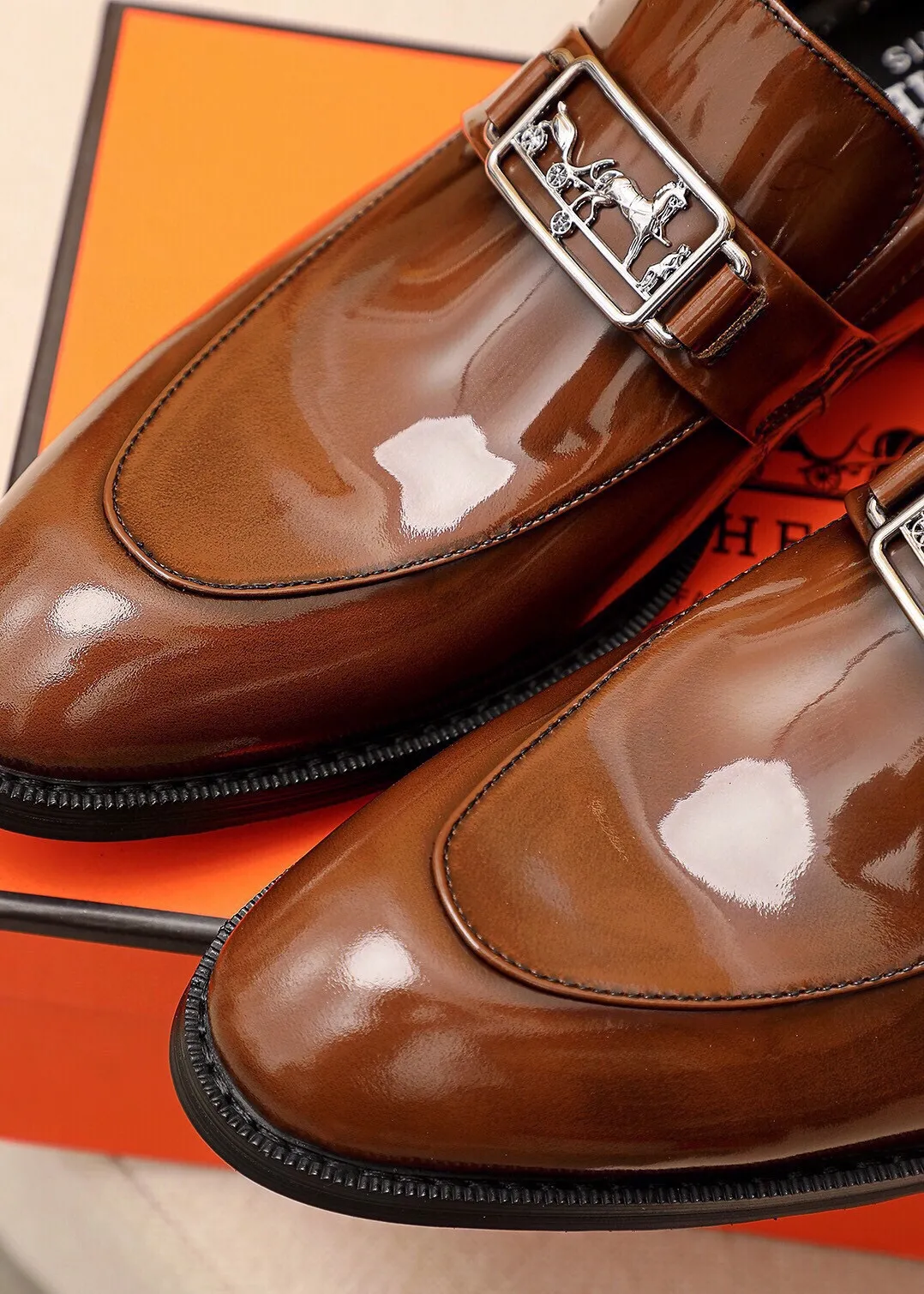 Men's shoes 💰480 💐 Product trademark: HERMES "Hermès" casual leather shoes Regular size: 38-44 (45🉑️customized) Product materials: Selected imported first-layer open-edge beaded cowhide upper + classic hardware buckle, imported water-dyed 🐂 cowhide lining. Strong three-dimensional visual effect, non-slip and wear-resistant combination outsole Color: 2⃣️colors available
